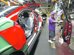 La exportación de autos es uno de los sectores en las que el país sobresale. EFE  /