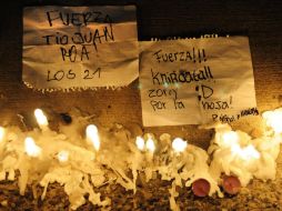 Despues del anuncio del accidente, varias personas pusieron mensajes en frente de las oficinas de la Televisión Nacional de Chile. EFE  /
