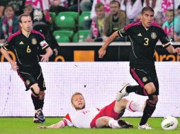 Carlos Salcido (3) le gana la pelota a Jakub Blaszczykowski, ante la mirada de Gerardo Torrado (6). MEXSPORT  /