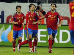 Jugadores de la selección española celebran el gol de Cesc Fábregas. EFE  /