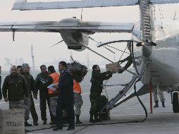 Un avión militar, se carga en una base aérea en Santiago. REUTERS  /