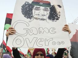 Una mujer levanta una pancarta en contra de Gadhafi durante una manifestasción celebrada en la plaza de los Mártires. EFE  /