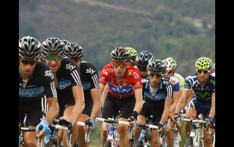 Wiggins aún viste la malliot rojo de líder en la décimocuarta etapa. EFE  /