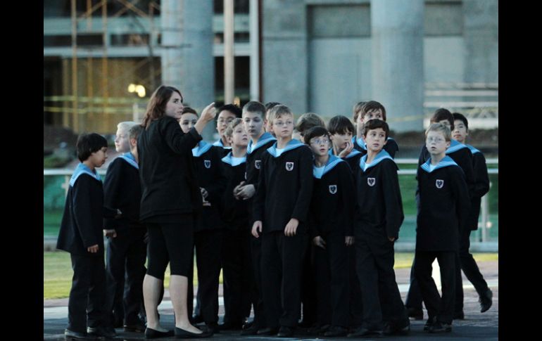Los Niños Cantores de Viena deleitaron al público que se congregó a la Plaza del Bicentenario. E BARRERA  /