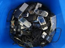 Teléfonos móviles y dispositivos electrónicos en el momento de la recogida para su traslado a la planta de tratamiento de residuos. EFE  /