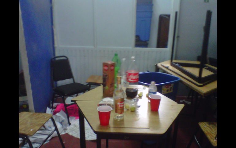 Los manifestantes dejaron botellas con bebidas embriagantes y latas de cerveza en el plantel . O. GARCÍA  /