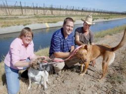 La foto de la pareja, el improvisado rescatista y las mascotas, fue publicada por el diario local Yakima Herald-Republic. ESPECIAL  /