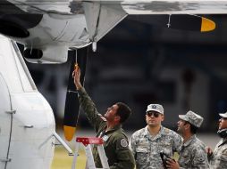 Un mecánico ajusta la hélice de un avión previo a una misión de búsqueda del avión siniestrado hoy, en Chile. EFE  /