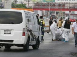 Las autoridades retiran los cuerpos, que serán llevados al anfiteatro de la ciudad. NTX  /