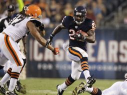 Chester Taylor de los Chicago Bears (29) corre contra Cleveland Browns en la linea defensiva y  Jabaal Sheard (97). AFP  /