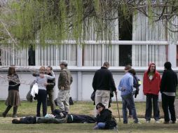 Familiares de los desaparecidos esperan cerca de las islas Juan Fernández para recibir información acerca de algún hallazgo. EFE  /