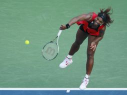 Serena Williams sirve a la bielorrusa Victoria Azarenka  duriante el U.S. Open  de tenis. REUTERS  /