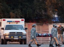 Elementos de la Fuerza Aérea Chilena transporta a uno de los cuerpos para ser devuelto a sus familiares. AP  /