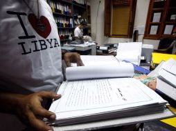 Un periodista observa los documentos encontrados en la oficina de Musa Kusa, ex mano derecha de Muamar Gadhafi. REUTERS  /