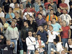 Aficionados búlgaros fueron captados cuando imitaban sonidos de simios, dirigidos a los ingleses que ganaron 3-0 en Sofía. AFP  /