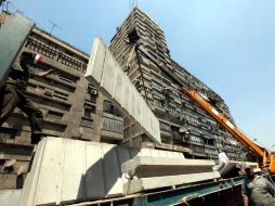La nueva barrera se une al puesto militar que, con una alambrada de púas, impide desde hace semanas el acceso al edificio. EFE  /