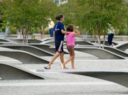 Personas visitan el monumento en Washington por las víctimas del atentado del 11 de Septiembre de 2001, a días de la conmemoración. AFP  /