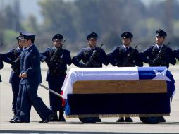 El presidente Sebastián Piñera asistió a la despedida de los restos del sargento de la FACH, Erwin Núñez. AFP  /