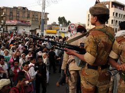 Soldados yemeníes vigilan a los manifestantes antigobierno en Saná. EFE  /