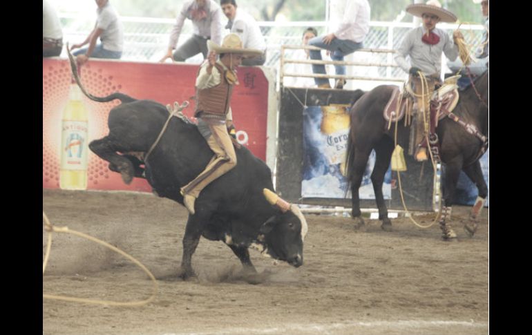Hacienda Vieja destacó en la 'terna y jineteo de toro'. EFEL INFORMADOR  /
