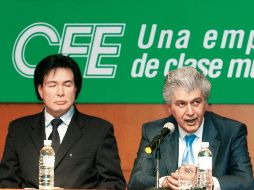 Néstor Félix Moreno Díaz (i) junto al entonces director de la CFE, Alfredo Elías Ayub, en 2009. EL UNIVERSAL  /