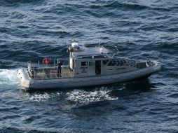 Una lancha de la Armada de Chile rastrea las aguas de la Isla Juan Fernández, donde ocurrió el siniestro. EFE  /