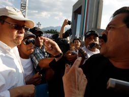 Ciudadanos discuten con seguidores del gobernador Rodrigo Medina durante la manifestación de esta tarde en Monterrey. REUTERS  /