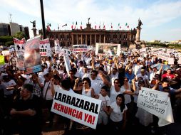 Cientos de regios demandaron la renuncia del gobernador de Nuevo León y del alcalde de Monterrey. EL UNIVERSAL  /