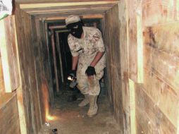 Un integrante de la Armada Nacional estadounidense recorre uno de los pasadizos utilizados para el trasiego de enervantes. EL UNIVERSAL  /