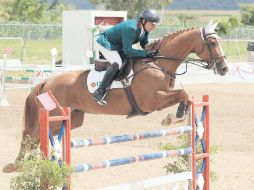 Enrique González, de la Escuela Hípica Las Águilas, ganó la prueba estelar del domingo. A. CAMACHO  /