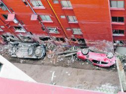 La caída de la barda ocasionó daños en dos vehículos y tres departamentos. EL UNIVERSAL  /