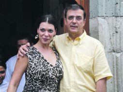El jefe de Gobierno del Distrito Federal, Marcelo Ebrard, posa ante la cámara con su novia, Rosalinda Bueso, en Oaxaca. EL UNIVERSAL  /