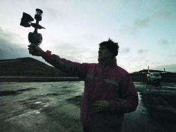 Realiza mediciones de viento y condiciones meteorológicas en el aeródromo donde cayó el avión de la Fuerza Aérea con 21 pasajeros. AP  /