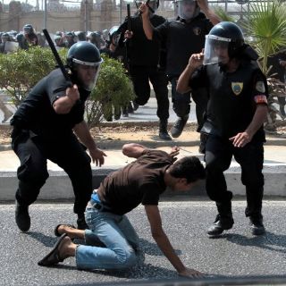 Choque con heridos entre oponentes y partidarios de Mubarak junto al tribunal