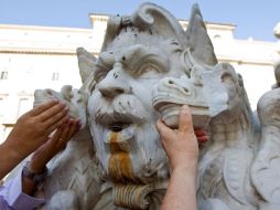 Cabezas de tritón en la Fuente del Moro en Roma acusan los daños tras ser golpeadas diez veces con un adoquín. EFE  /