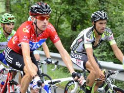 Juan José Cobo (Geox) y Wiggins (sky) durante la 15 etapa en Angliru. REUTERS  /