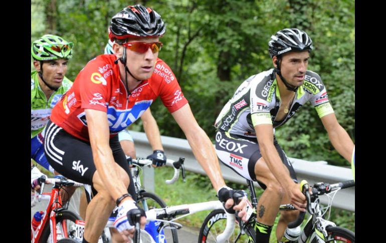 Juan José Cobo (Geox) y Wiggins (sky) durante la 15 etapa en Angliru. REUTERS  /
