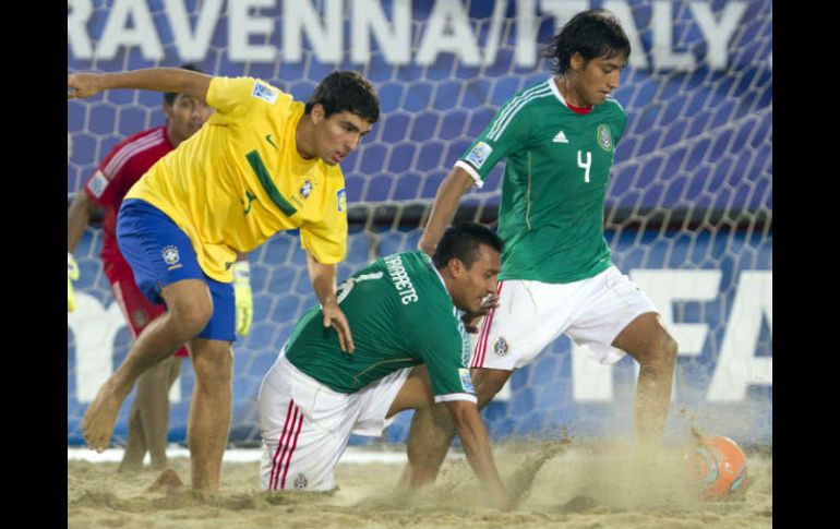 México sufrió una goleada de parte de Brasil en el segundo partido de fase de grupos del Mundial playero en Ravenna. MEXSPORT  /