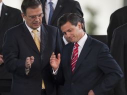El viernes pasado, el mandatario mexiquense (der) estuvo en el mensaje del Presidente Calderón con motivo de su Quinto Informe. AFP  /