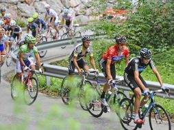 Chris Froome y Bradley Wiggins de Sky, Juan José Cobo de Geox durante la Vuelta a España en Angliru. REUTERS  /
