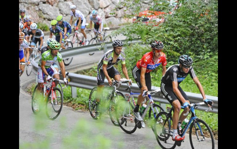 Chris Froome y Bradley Wiggins de Sky, Juan José Cobo de Geox durante la Vuelta a España en Angliru. REUTERS  /