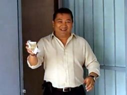 Escena del video donde Gónzalez Uyeda entrega  muestras para ser analizadas por un labortario. ESPECIAL  /