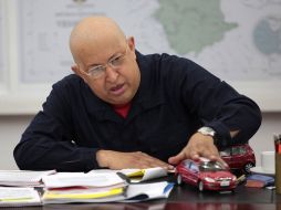 Hugo Chávez muestra un nuevo modelo de automóvil; su proyecto es 'poner a la revolución sobre ruedas'. REUTERS  /
