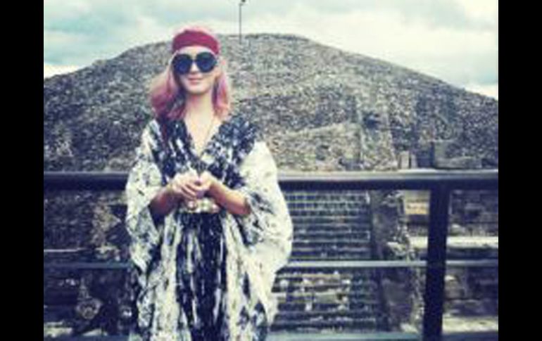 Katy Perry colgó fotos en su cuenta de Twitter y escribió que fue increíble estar en las pirámides. ESPECIAL  /