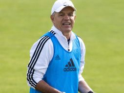 El técnico, Javier Aguirre, podría aumentar su plantilla en el mercado invernal de trasferencias de diciembre y enero próximo. EFE  /