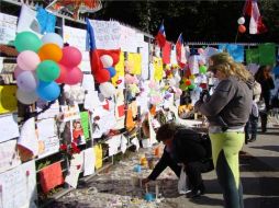 Miles de personas han acudido a la televisora para realizar tributo a los ahora fallecidos. NOTIMEX  /