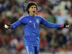 El mexicano, Guillermo Ochoa, no recibió gol frente a los chilenos en el partido de la Selección disputado en Barcelona. AFP  /
