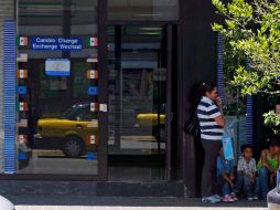 Policías municipales llegaron al sitio para buscar a los ladrones, pero no fueron localizados. ARCHIVO  /