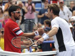 Janko Tipsarevic (I) saluda al español Juan Carlos Ferrero, tras vencerle en el partido del disputado en Nueva York. EFE  /
