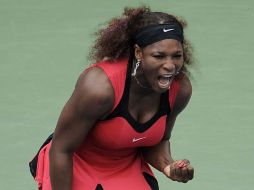 La tenista estadounidense Serena Williams reacciona tras una jugada ante la serbia Ana Ivanovic . EFE  /